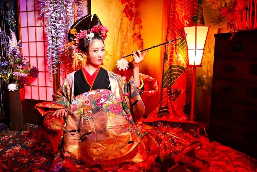 Tokyo: Private Makeover Photography Studio in Luxury Kimono - A theatrical kimono makeover in Asakusa