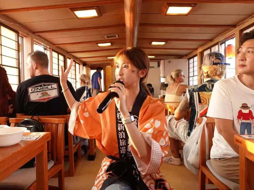 Tokyo: Rainbow Bridge Day Cruise Show and Only Soft Drinks - Inside the traditional houseboat