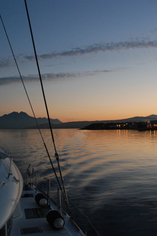 Tromsø: Fjord and Islands Luxury Catamaran Cruise - Warm drinks, day beds, and the fish soup