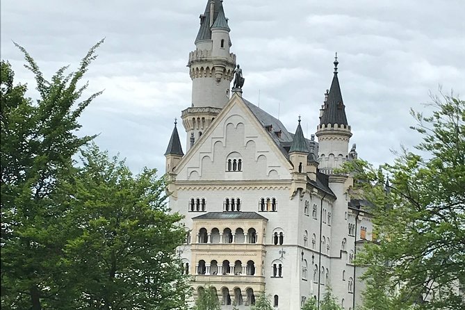 VIP Day Trip Neuschwanstein and Linderhof Castle from Munich - Marienbrücke and the classic castle view