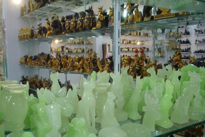 VIP Shopping Private Tour Papyrus Perfume Bazaars and Cotton - Bargaining with a guide beside you