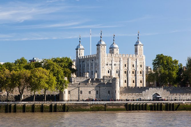 VIP Tower of London and Crown Jewels Tour with Private Beefeater Meet & Greet - Tower Green and the darker side of royal power