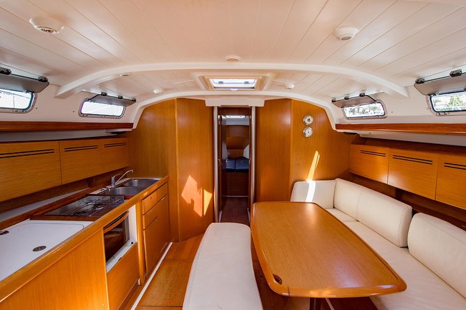 Whales & Dolphins watching in exclusive sailboat - The crew makes the small boat work
