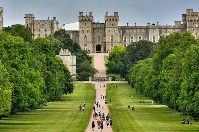 Windsor Castle Half Day Trip from London by Luxury Coach - The road to Windsor and the live commentary