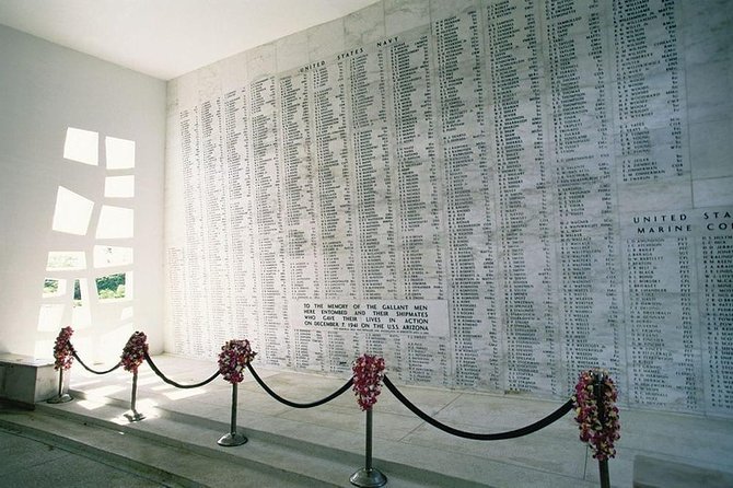 WWII Pearl Harbor Heroes Deluxe Tour - Guides make the bus rides useful